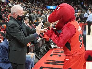 或将影响伦纳德合同调查结果!猛龙老板塔南鲍姆是NBA董事会主席