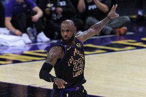 绝对的焦点!湖记:自由市场开启3个多小时 ESPN都在聊詹姆斯